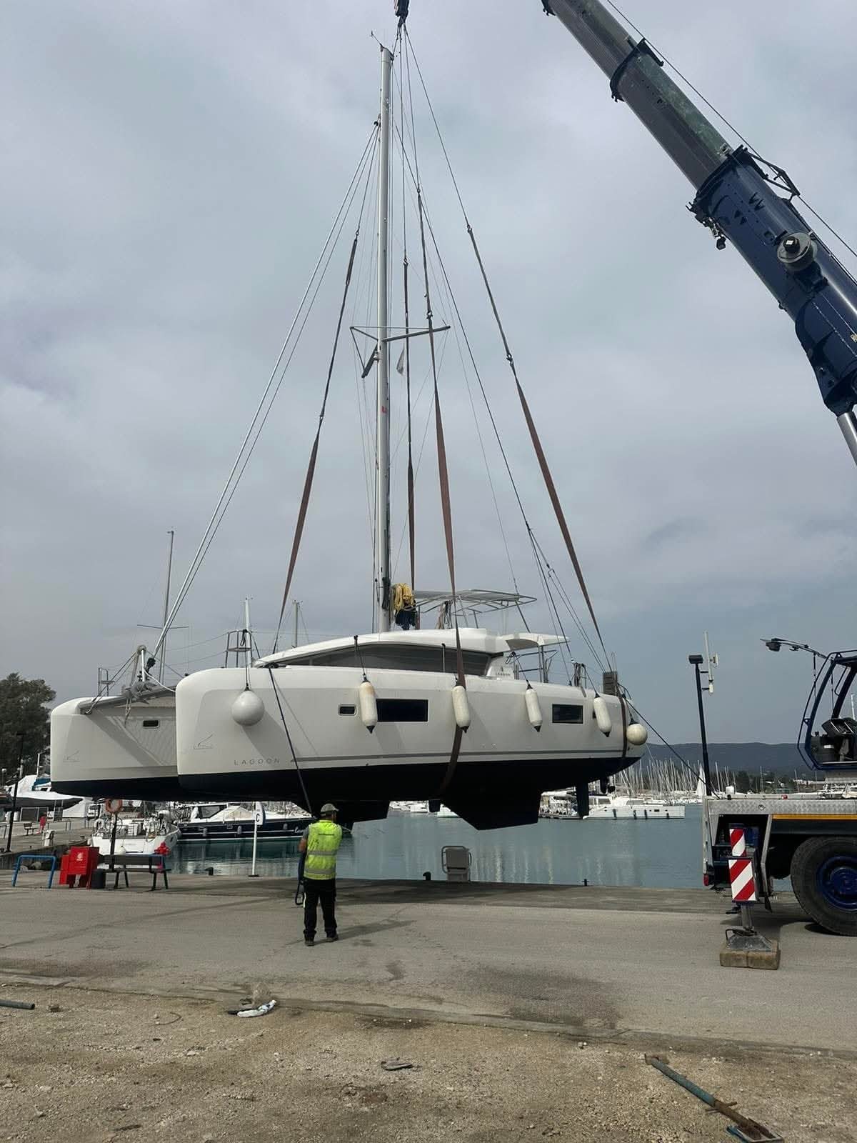 Catamaran lift and yard support
